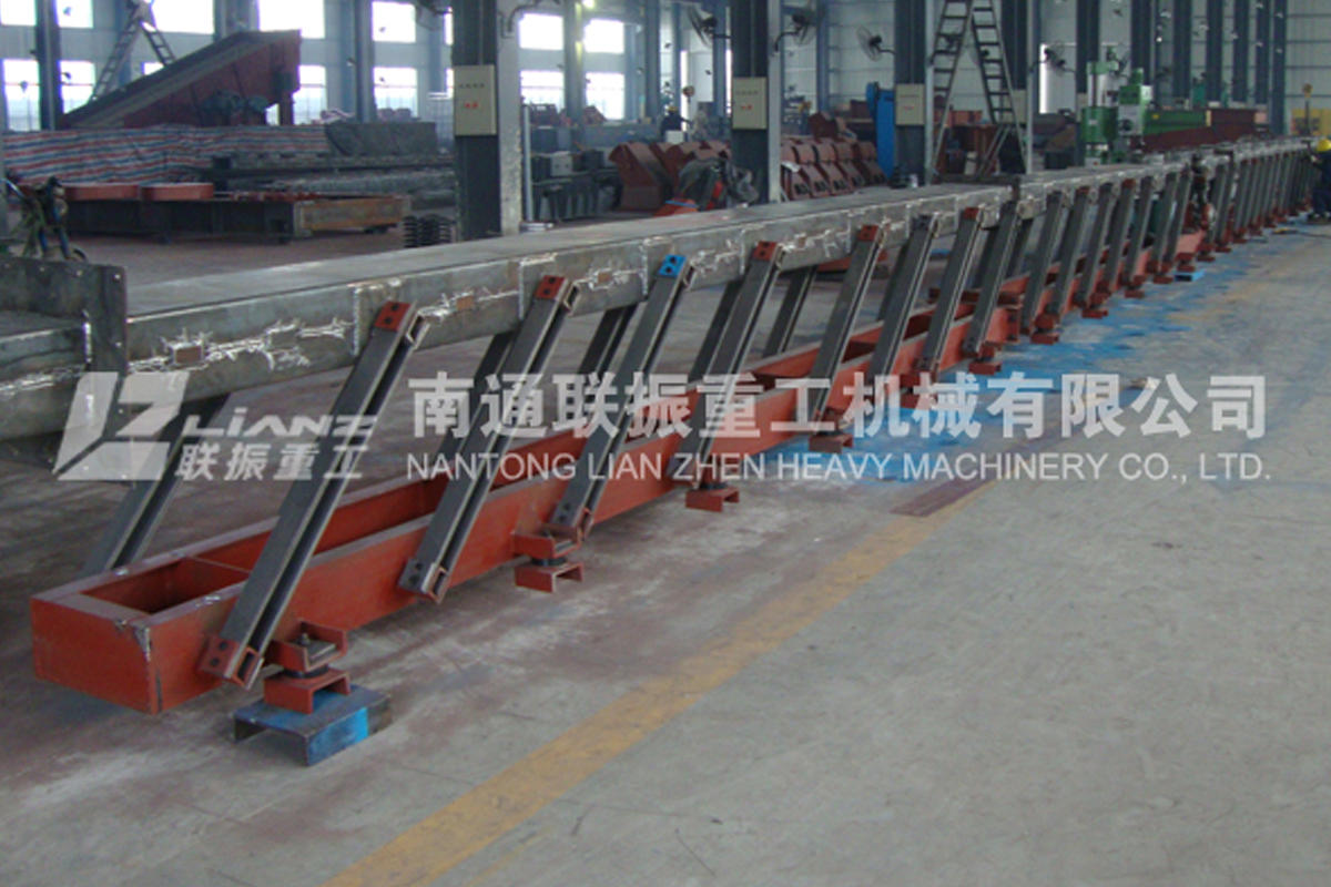 單質(zhì)體連桿振動(dòng)輸送機(jī)